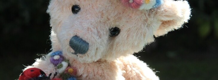 Dünnes Dreckiges Mädel Spielt Mit Einem Grossen Teddy Bär Dünnes Dreckiges Mädel Spielt Mit Einem Grossen Teddy Bär